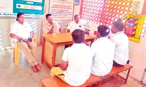 பரமத்தி மோட்டார் வாகன ஆய்வாளர் அலுவலகத்தில் சுற்றுலா வாகன உரிமையாளர்களுக்கான கலந்தாய்வு கூட்டம்