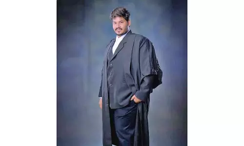 மரத்தில் கார் மோதி வக்கீல் சாவு