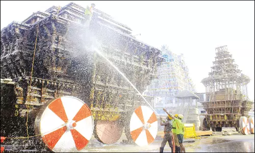 2-ந் தேதி ஆனித் தேரோட்டம்: நெல்லையப்பர் கோவில் தேர்களை சுத்தம் செய்யும் பணி