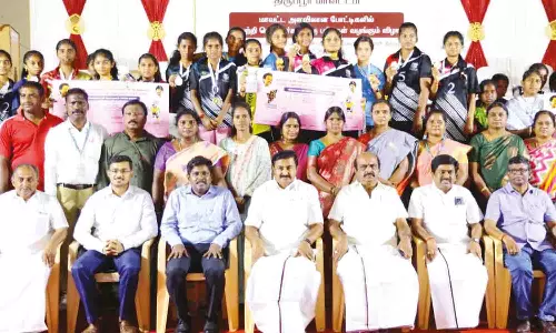 முதல்-அமைச்சர் கோப்பைக்கான விளையாட்டு போட்டியில் வெற்றி பெற்ற 1,675 பேருக்கு ரூ.34 லட்சம் பரிசு - அமைச்சர் வழங்கி பாராட்டினார்