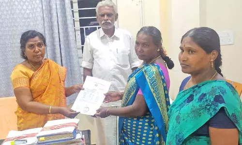 சாத்தான்குளத்தில் தீவிபத்தில் ஆவணங்களை இழந்த பெண்ணுக்கு உடனடியாக ஆவணங்கள் அளிப்பு