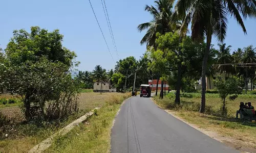 ஆபத்தான முறையில் தொங்கும் மின் கம்பிகள்