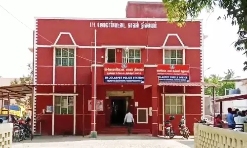 போலீஸ் நிலையத்தில் இளம்பெண் காதல் கணவருடன் தஞ்சம்