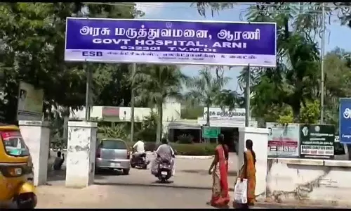 அரசு ஆஸ்பத்திரியில் பிண அறையில் வசதி இல்லாததால் ஆம்புலன்சில் வைக்கப்பட்ட பெண் உடல்