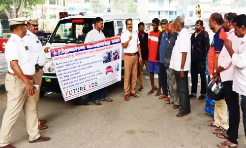 வாகன ஓட்டிகளுக்கு போலீசார் விழிப்புணர்வு