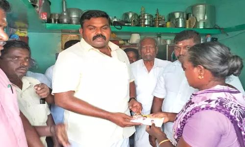 பாளை சிறையில் இறந்த வாலிபர் குடும்பத்திற்கு  ராஜா எம்.எல்.ஏ. நிதி உதவி