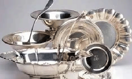 வெள்ளி பொருட்களை விட்டு சென்ற மர்மநபர்கள்