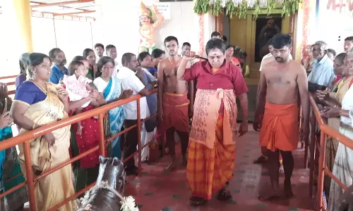 கோவையில் ஆணி மேல் நின்று அருள்வாக்கு கூறும் பெண் பூசாரி