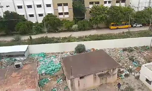 திருவள்ளூர் அரசு ஆஸ்பத்திரி வளாகத்தில் கொட்டப்படும் மருத்துவ கழிவுகள்- சுகாதாரகேடு ஏற்படும் அபாயம்