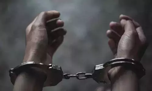 மனைவியை மரகட்டையால் தாக்கிய கணவன் கைது