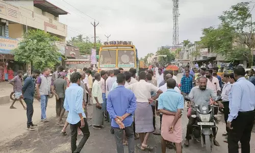 சாலை பணிகளை தடுத்து நிறுத்திய பொதுமக்கள்