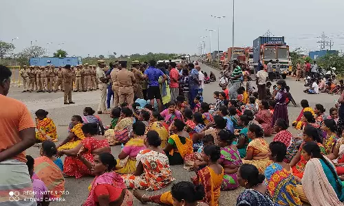 கடலில் விழுந்து மாயமான வாலிபரின் கதி என்ன? பொதுமக்கள் போராட்டம்