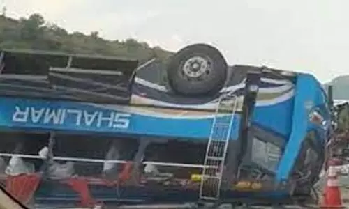 பாகிஸ்தானில் மலை பகுதியில் பேருந்து கவிழ்ந்து விபத்து- 13 பேர் பலி