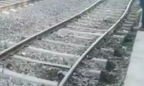 வெப்ப அலையால் உருகிய தண்டவாளம் - டிரைவர் சாமர்த்தியத்தால் விபத்து தவிர்ப்பு