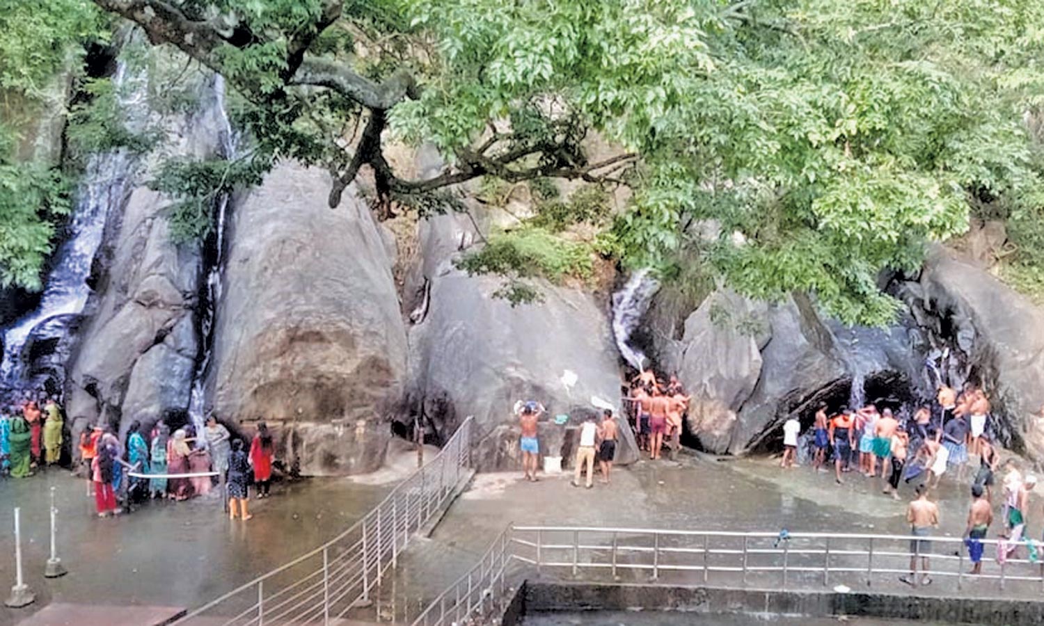 குற்றால அருவிகளுக்கு தண்ணீர் வரத்து அதிகரிப்பு- ஐந்தருவியில் மிதமான அளவில் தண்ணீர்