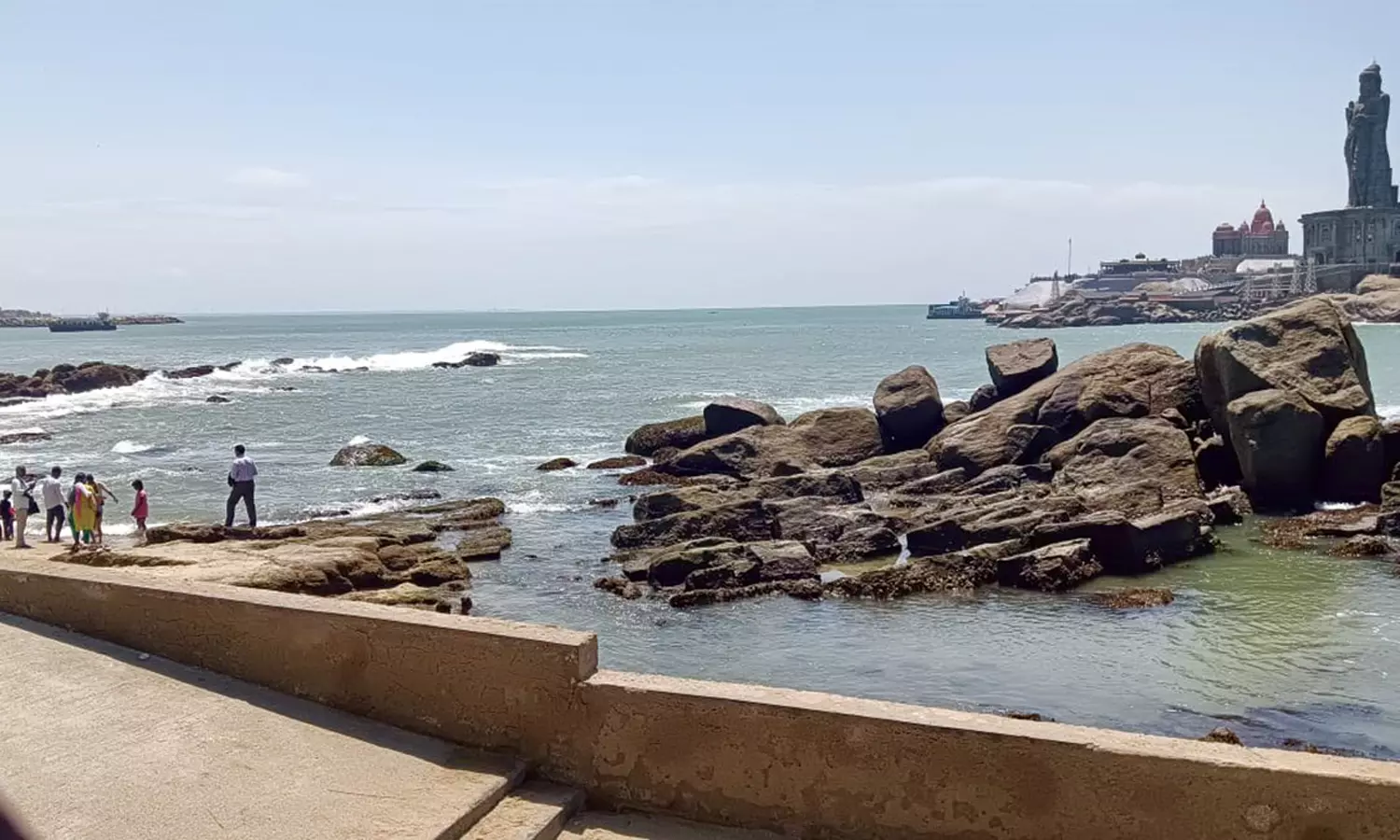 3-வது நாளாக கடல் உள்வாங்கியதால் விவேகானந்தர் மண்டபத்துக்கு படகு போக்குவரத்து 2 மணி நேரம் ரத்து