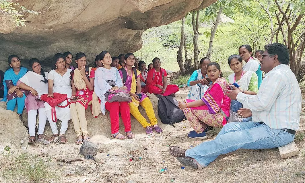 பாறை ஓவியங்களை மாணவிகள் ஆய்வு பாறை ஓவியங்களை மாணவிகள் ஆய்வு