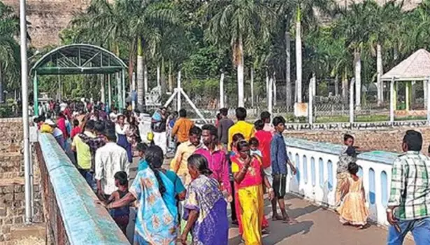 மேட்டூர் அணை பூங்காவுக்குஒரே நாளில் 8 ஆயிரம் பேர் வருகை மேட்டூர் அணை பூங்காவுக்குஒரே நாளில் 8 ஆயிரம் பேர் வருகை