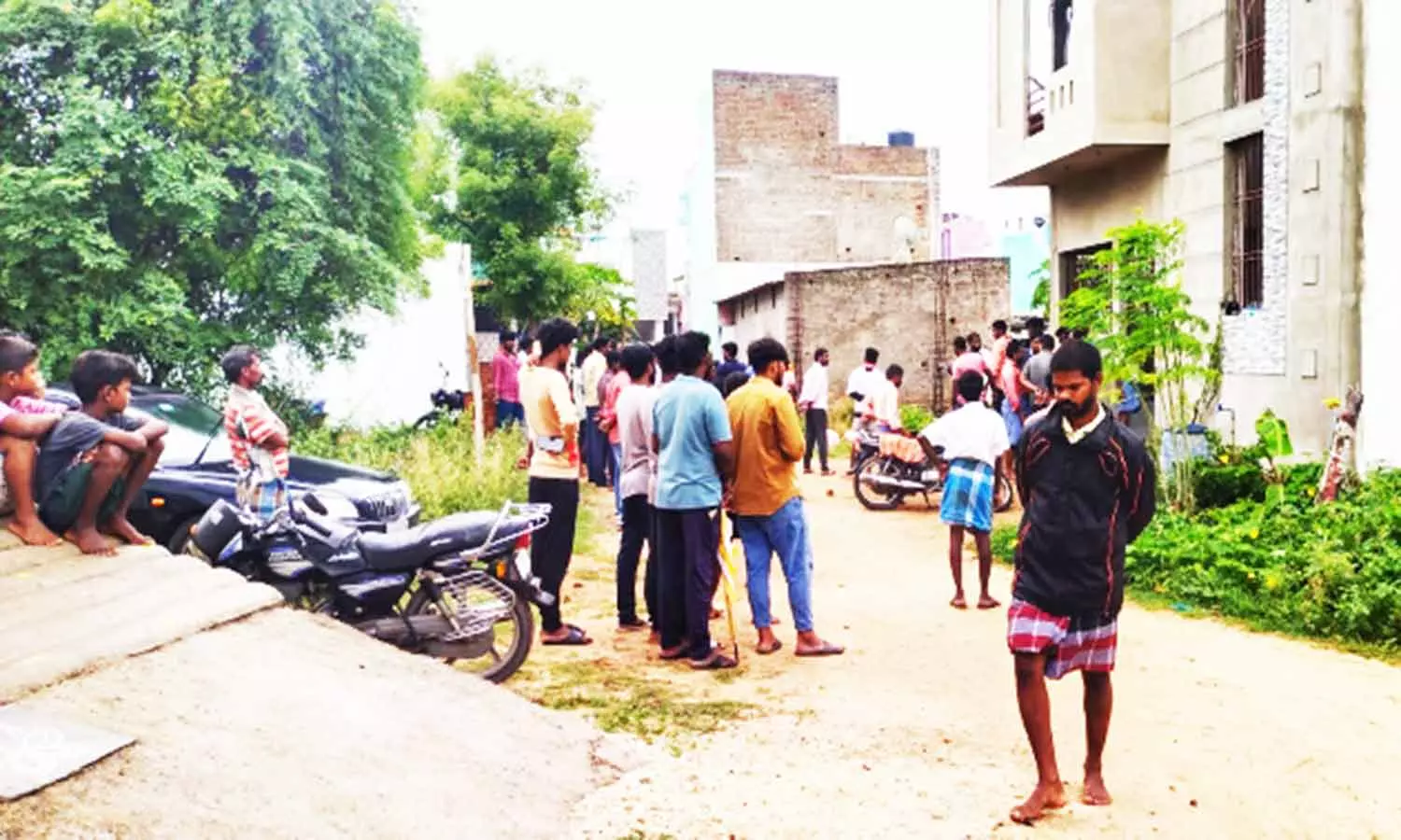 தனியார் ஏஜென்டு வீடு முதலீட்டாளர்கள் முற்றுகை தனியார் ஏஜென்டு வீடு முதலீட்டாளர்கள் முற்றுகை