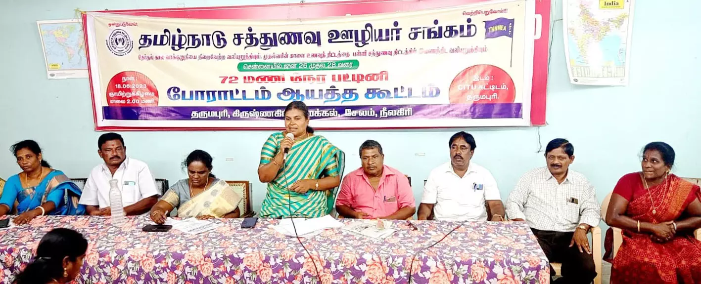 கோரிக்கைகளை நிறைவேற்ற வலியுறுத்தி, சத்துணவு ஊழியர்கள் உண்ணாவிரத போராட்டம் கோரிக்கைகளை நிறைவேற்ற வலியுறுத்தி, சத்துணவு ஊழியர்கள் உண்ணாவிரத போராட்டம்