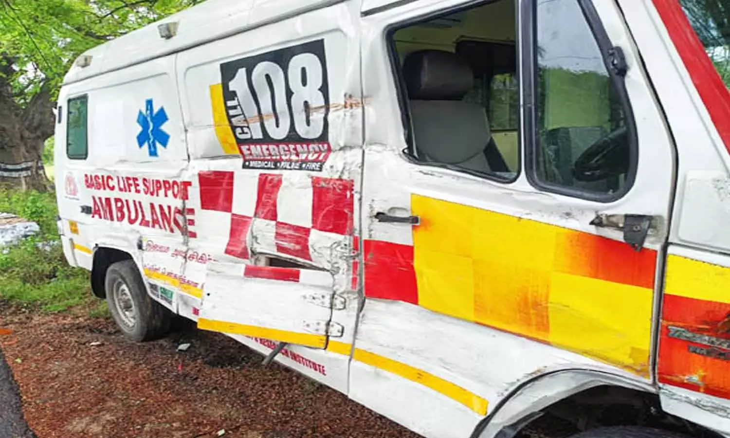 ஆம்புலன்ஸ் மீது லாரி மோதி விபத்து ஆம்புலன்ஸ் மீது லாரி மோதி விபத்து