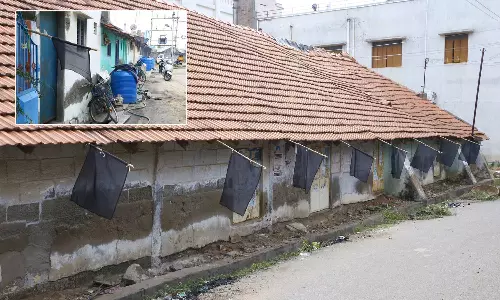 கழிவுநீர் சுத்திகரிப்பு மையம் அமைக்க எதிர்ப்பு- வீடுகளில் கருப்பு கொடி கட்டி பொதுமக்கள் போராட்டம்