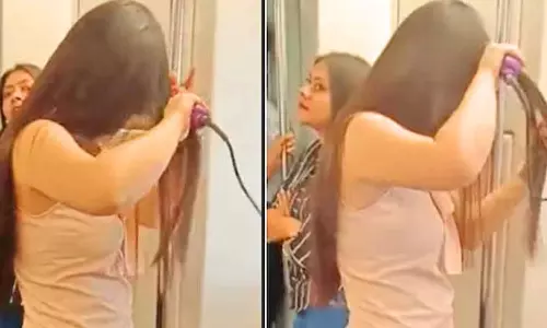 டெல்லி மெட்ரோ ரெயிலுக்குள் கருவி மூலம் தலைமுடியை நேராக்கிய இளம்பெண்