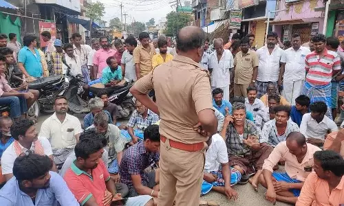 ரிஷிவந்தியத்தில் மின்தடையை கண்டித்து பொதுமக்கள் சாலை மறியல்