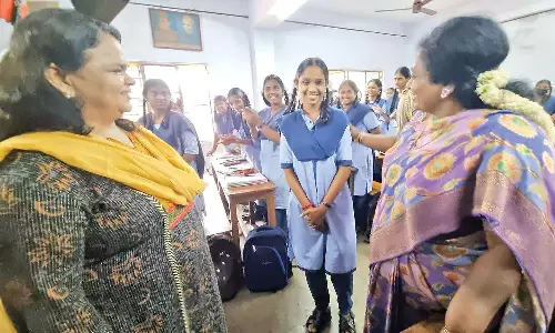 புதுச்சேரியில் பள்ளி கட்டிடத்துக்கு போராடிய மாணவியை பாராட்டிய கவர்னர்