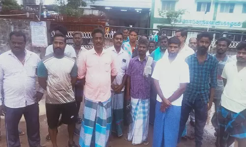 கடலூர் அருகே  டாஸ்மாக் குடோன் சுமை தூக்கும் தொழிலாளர்கள்பணியை புறக்கணித்து முற்றுகை போராட்டம்