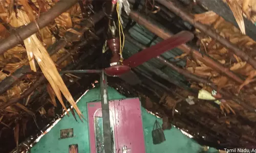 வேலகவுண்டம்பட்டி அருகே குடிசை வீட்டில் திடீர் தீ விபத்து