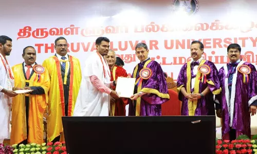 காட்பாடி அருகே உள்ள திருவள்ளுவர் பல்கலைக்கழகத்தில் கவர்னர் பட்டம் வழங்கினார்