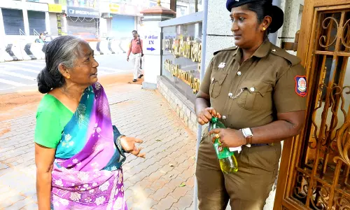 பெட்ரோல் கேனுடன் கலெக்டர் அலுவலகம் வந்த மூதாட்டி
