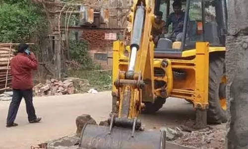 சுடுகாட்டுப்பாதையில் ஆக்கிரமிப்புகள் அகற்றம்