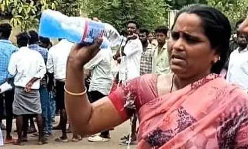 பெண் தீக்குளிக்க முயற்சி