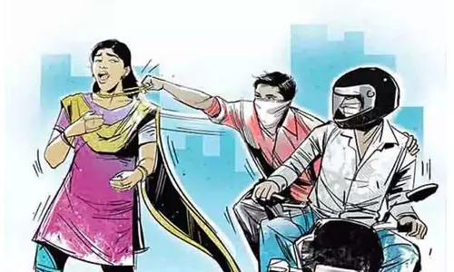 இளம்பெண்ணிடம் நகை வழிப்பறி