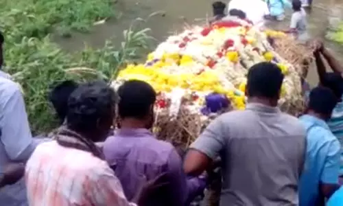 வாலிபர் உடலை போலீசுக்கு தெரியாமல் அடக்கம் செய்ய முயற்சி