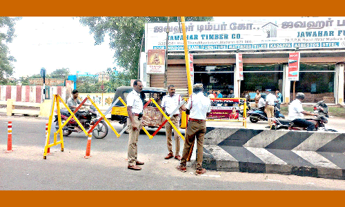 சாலையில் தடுப்புகள் அமைத்து போக்குவரத்து போலீசார் நடவடிக்கை