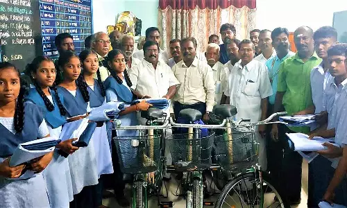 அரசு பள்ளி மாணவர்களுக்கு சீருடை - சைக்கிள்