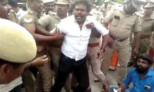 பாளை எம்.கே.பி.நகர் பகுதி குடியிருப்புகளுக்கு பட்டா வழங்கக்கோரி பொதுமக்கள்  சாலை மறியல்- 40 பேர் கைது