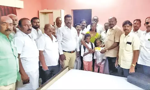 தூத்துக்குடியில் மின்சாரம் தாக்கி பலியான வியாபாரி குடும்பத்துக்கு நிதியுதவி - எர்ணாவூர் நாராயணன் வழங்கினார்