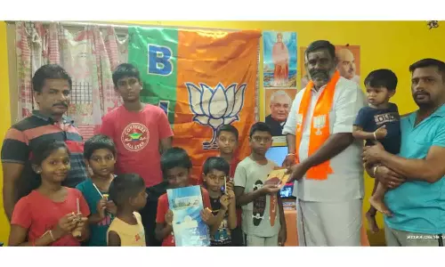 மாணவர்களுக்கு நோட்டு-புத்தகம்