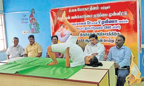 கோவில்பட்டியில் உலக யோகா தினத்தை முன்னிட்டு 133 திருக்குறள் அதிகாரத்திற்கு 133 யோகா ஆசனங்கள்