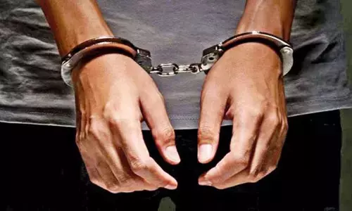 வெவ்வேறு இடங்களில் திருட முயன்ற 2 பேர் கைது