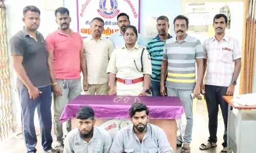 ஒரே நாளில் 3 இடங்களில் வேட்டை: பெண்களிடம் நகைப்பறிப்பில்  ஈடுபட்ட 2 வாலிபர்கள் கைது
