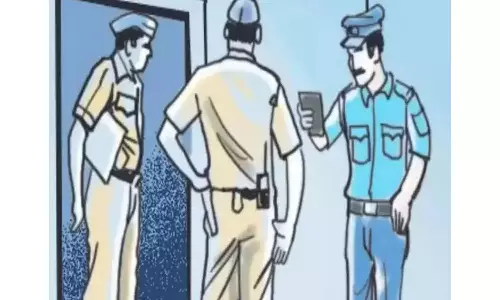 திருட்டு வழக்கில் தொடர்பு இருப்பதாக கூறி மிளகாய் பொடி தூவியும், தாக்கியும் 10 பேரை சித்ரவதை செய்து ஆந்திர போலீசார் கொடூரம்