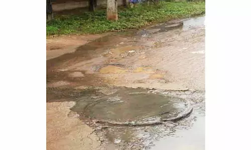 சி.எம்.சி. அருகே பாதாள சாக்கடை மூடி வழியாக பொங்கி வழிந்த கழிவுநீர்