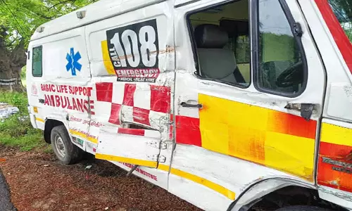 ஆம்புலன்ஸ் மீது லாரி மோதி விபத்து