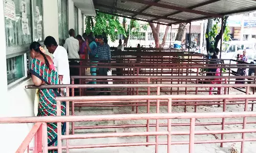 வேலூர் கலெக்டர் அலுவலகத்தில் குறைதீர்வு கூட்டம் வெறிச்சோடியது