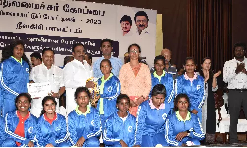 நீலகிரி மாவட்ட அளவில் நடந்த  முதல்-அமைச்சர் கோப்பைக்கான போட்டிகளில் வெற்றி பெற்றவர்களுக்கு பரிசு